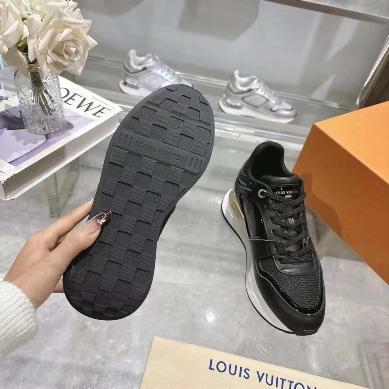 👟👟Ex-factory price 640👟👟 Men's size +10 Louis Vuitton's official website synchronizes the 2024 couple's models, this Neo Run Away sneakers are inspired by running shoes, integrating LV's iconic must-have shoes into the trend. This version is a 1:1 replica of the original version, reinterpreting Damier canvas with cow leather and mesh fabrics, highlighting its simple lines and unique wedge outsole. The main details include the LV initials on the side and the engraved gold heel stabilizer on the back plus a hidden insole. 2cm. Sizes 35-42, 39-46. Full package. High version. New and old customers are welcome to inquire.